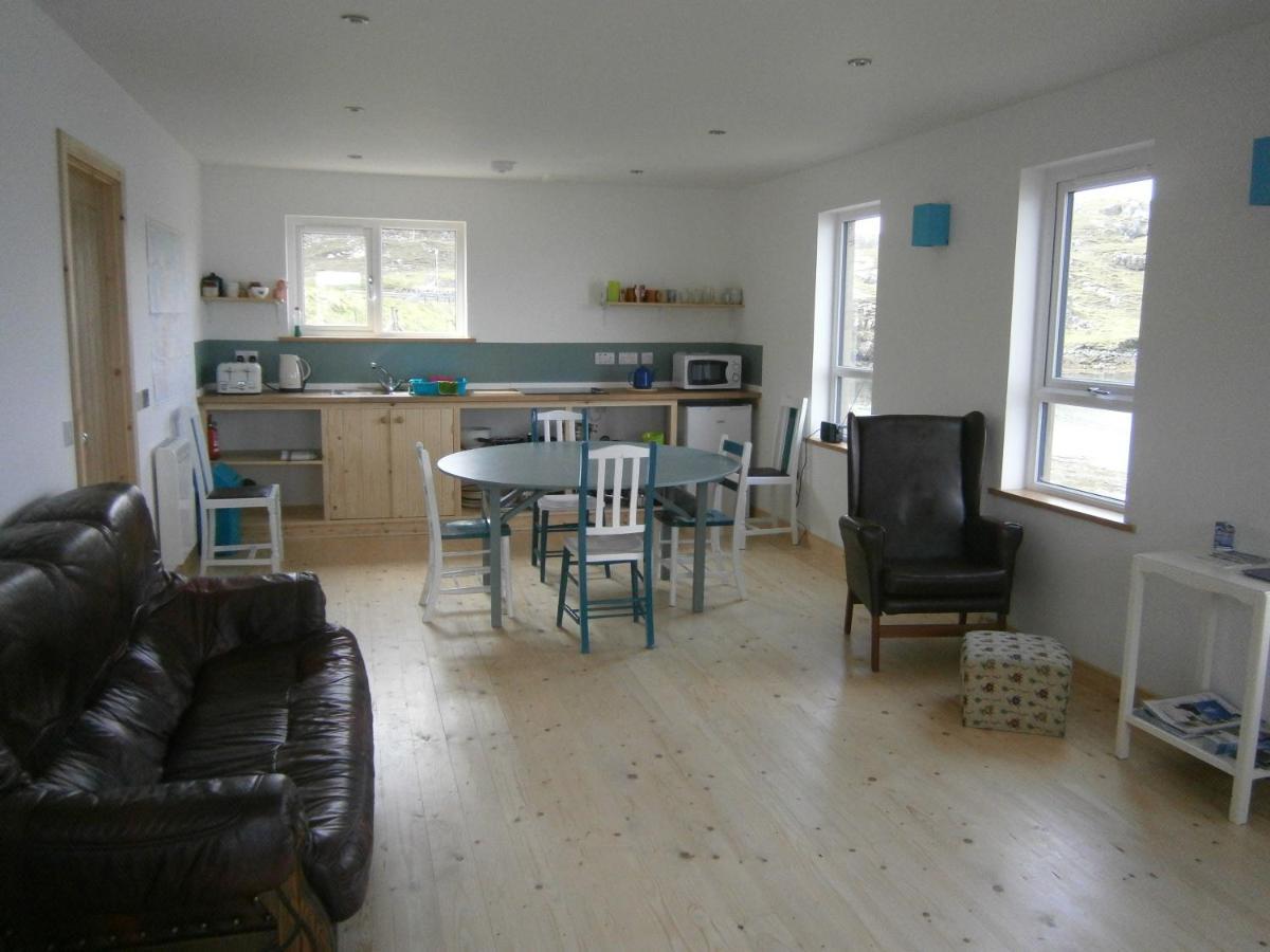 Otter Bunkhouse Hostel Cairisiadar Bagian luar foto
